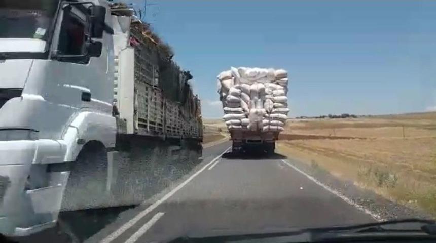 Şanlıurfa&rsquo;da Saman Y&uuml;kl&uuml; Kamyonun Tehlikeli Yolculuğu