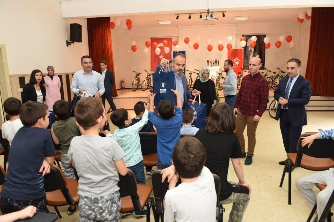 Başkan Aktaş&rsquo;tan &lsquo;babalar G&uuml;n&uuml;&rsquo; S&uuml;rprizi