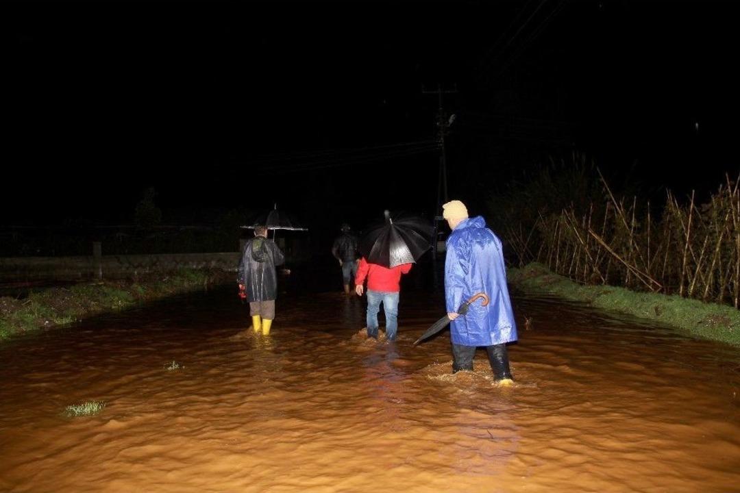 Şiddetli Yağış Tarım Arazileri Ve Seralara Zarar Verdi