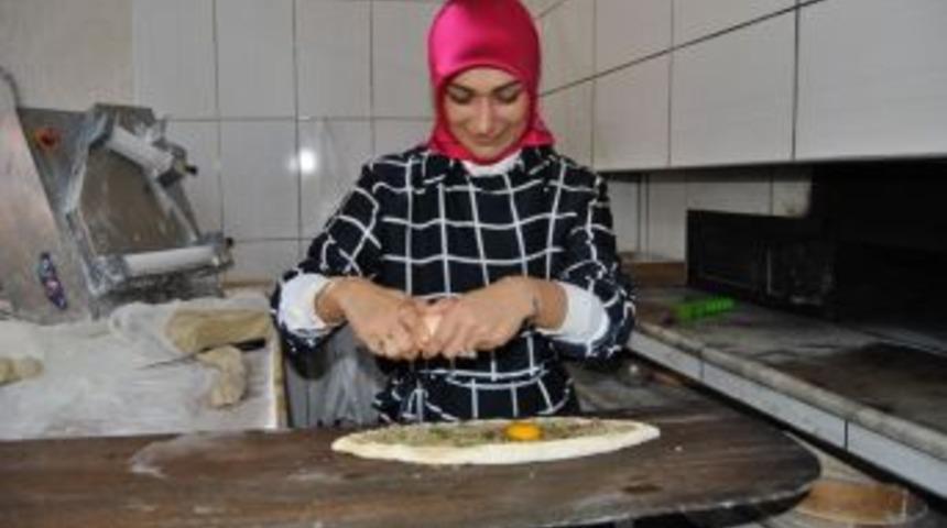 Milletvekili Adayı Bilgin, Hem Pide Yaptı Hem De Destek İstedi