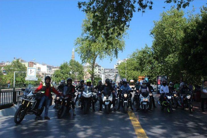 Motosikletçilerden ’kask’ Konvoyu G5