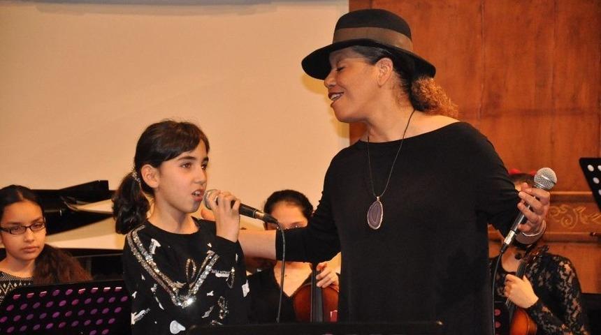 Ünlü Caz Duayeni Sahneyi Çocuklarla Paylaştı