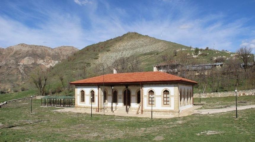 Abd&uuml;lhamit&rsquo;in Emriyle Yapıldı, 113 Yıldır Ayakta