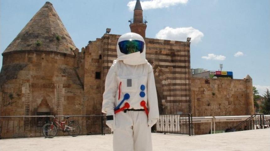 Astronotu Gördüler, Şaşırıp Kaldılar