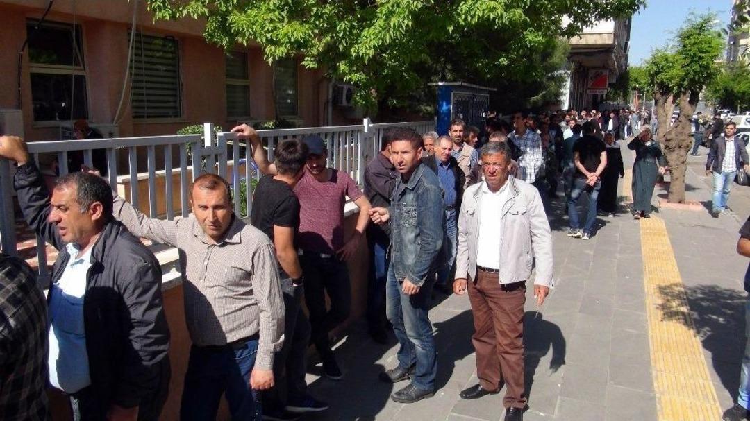 Ekmek Değil, İş Kuyruğu