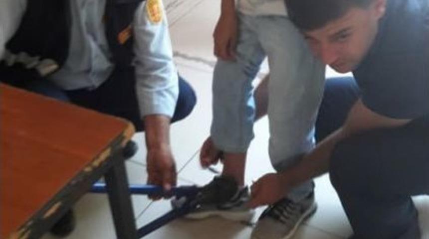 Yolda Bulduğu Kelep&ccedil;eden Demir Makasla Kurtarıldı