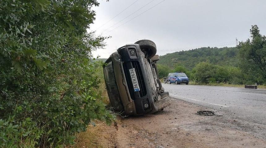 Kontrolden &Ccedil;ıkan Hafif Ticari Ara&ccedil; Yan Yattı: 1&rsquo;i &Ccedil;ocuk 5 Yaralı