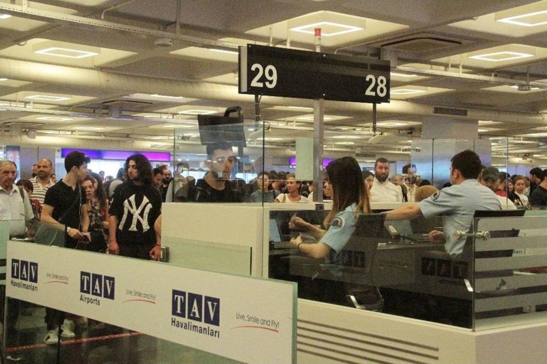 Atat&uuml;rk Havalimanı&rsquo;nda Bayram D&ouml;n&uuml;ş&uuml; Yoğunluğu
