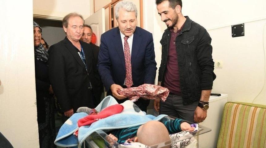 Rekt&ouml;r Budak, 23 Nisan&rsquo;ı Hastanede Tedavi G&ouml;ren &Ccedil;ocuklarla Kutladı