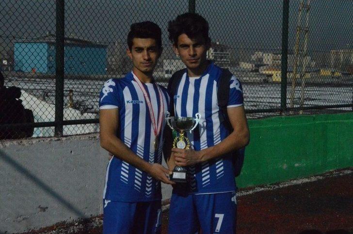 Kars’ta Liselerarası Futbol Turnuvasında Şampiyon Alparslan Anadolu Lisesi G2