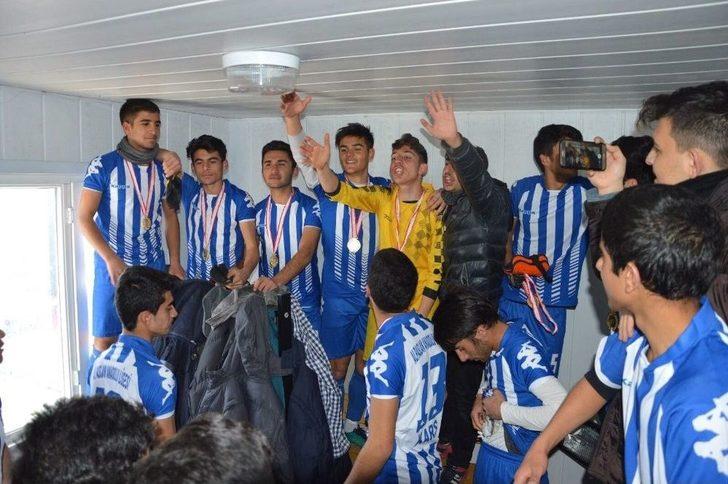 Kars’ta Liselerarası Futbol Turnuvasında Şampiyon Alparslan Anadolu Lisesi G3