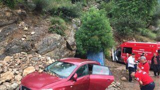 Toprak Kayması Sonucu Otomobilde Mahsur Kalan 4 Kişi Kurtarıldı