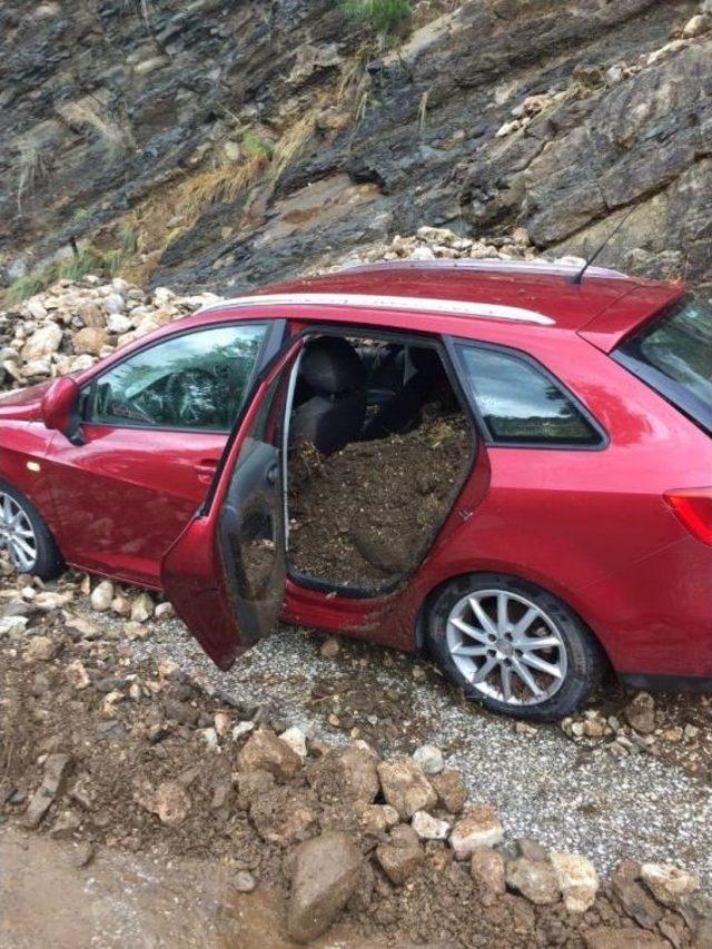 Toprak Kayması Sonucu Otomobilde Mahsur Kalan 4 Kişi Kurtarıldı