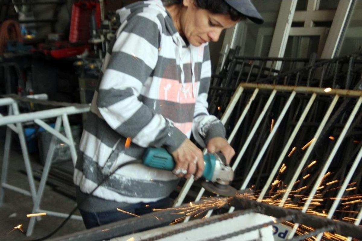 &Ccedil;ırak Bulmayan Kocasının Yanında Demirci Ustası Oldu