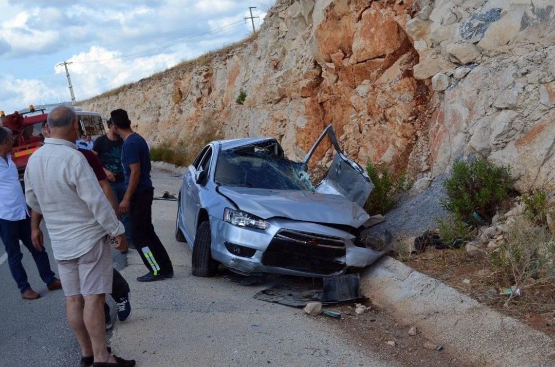 Dolmuş İle Otomobil &Ccedil;arpıştı; 2&rsquo;si &Ccedil;ocuk 9 Yaralı