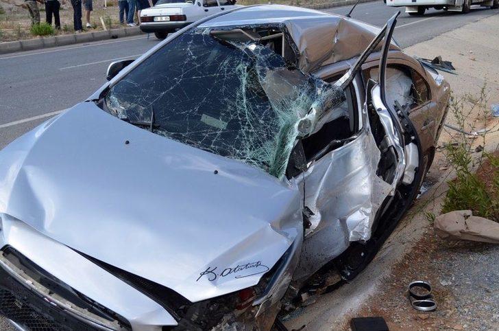 Dolmuş İle Otomobil Çarpıştı; 2’si Çocuk 9 Yaralı G3