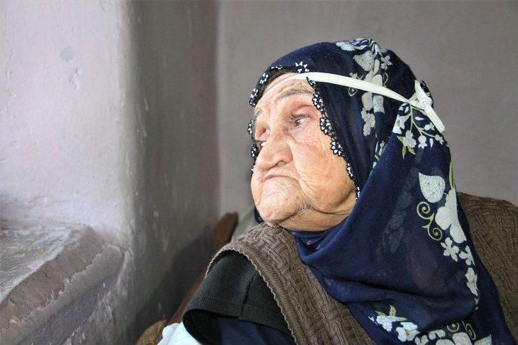 Güllü Nine, 1 Yıldır 67 Yıllık Hayat Arkadaşını Bekliyor G2