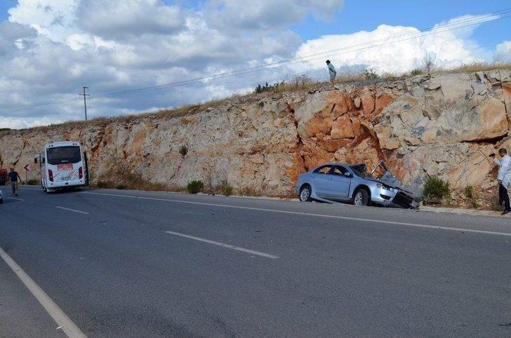 Dolmuş İle Otomobil Çarpıştı; 2’si Çocuk 9 Yaralı G4