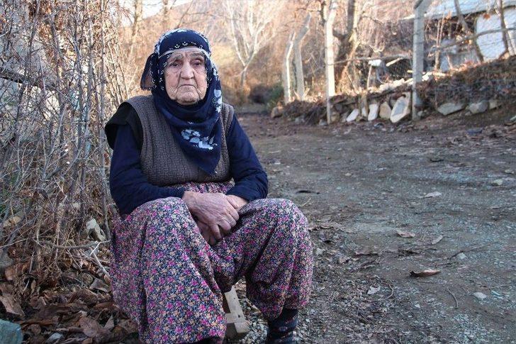 Güllü Nine, 1 Yıldır 67 Yıllık Hayat Arkadaşını Bekliyor G3