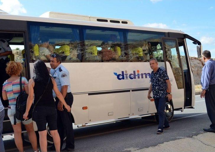 Dolmuş İle Otomobil Çarpıştı; 2’si Çocuk 9 Yaralı G5