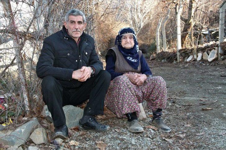 Güllü Nine, 1 Yıldır 67 Yıllık Hayat Arkadaşını Bekliyor G5