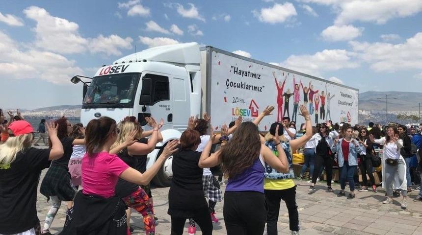 L&ouml;sev İyilikler Tır&rsquo;ı İzmir Aileleriyle Buluştu