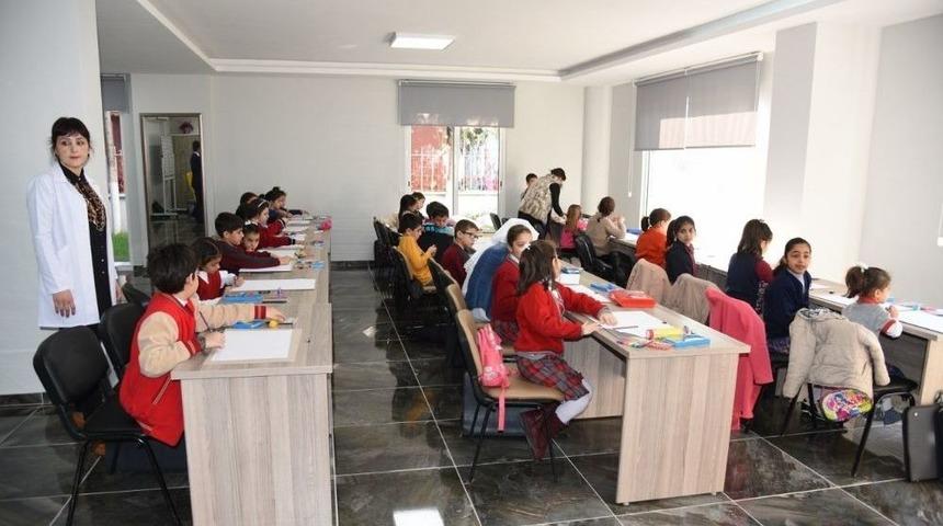 &Ouml;ğrenciler 7 Ocak Kurtuluş Konulu Resimlerini K&acirc;ğıda D&ouml;kt&uuml;ler