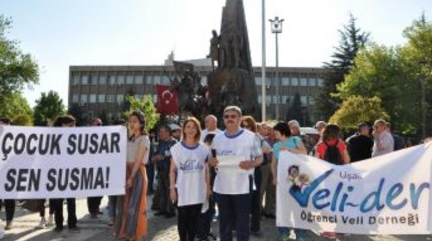 Uşak&rsquo;ta &Ccedil;ocuğa Şiddet Ve İstismar Protestosu