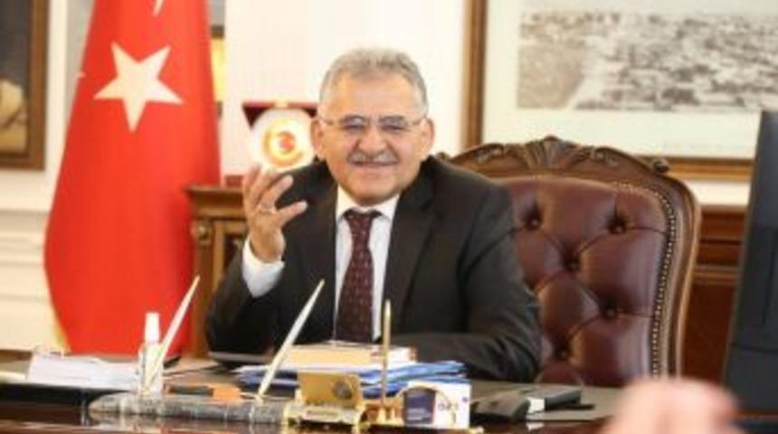 Başkan B&uuml;y&uuml;kkılı&ccedil;, Ag&uuml; &Ouml;ğretim &Uuml;yesi Do&ccedil;. Dr. G&uuml;ng&ouml;r&rsquo;&uuml; Tebrik Etti