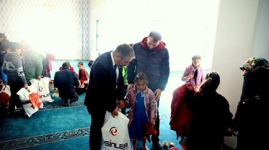 İş Adamlarından Ardahanlı Minik &Ouml;ğrencilere Hediye