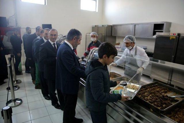 İş Adamlarından Ardahanlı Minik &Ouml;ğrencilere Hediye 1