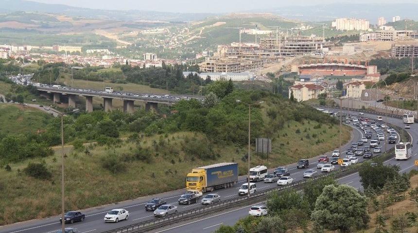 Bayram Tatilcilerinin D&ouml;n&uuml;ş&uuml; Tem&rsquo;de Uzun Kuyruklar Oluşturdu