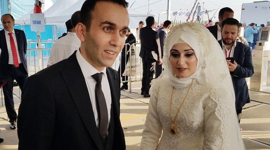 Gelin Ve Damatlıkla D&uuml;ğ&uuml;n &Ouml;ncesi Mitinge Geldiler