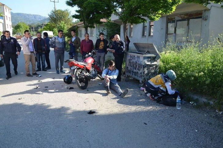 Motosiklet İle Okula Giden Öğrenci Okul Arkadaşına Çarptı: 3 Yaralı