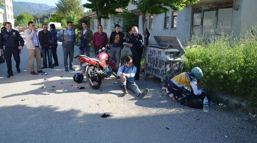 Motosiklet İle Okula Giden &Ouml;ğrenci Okul Arkadaşına &Ccedil;arptı: 3 Yaralı