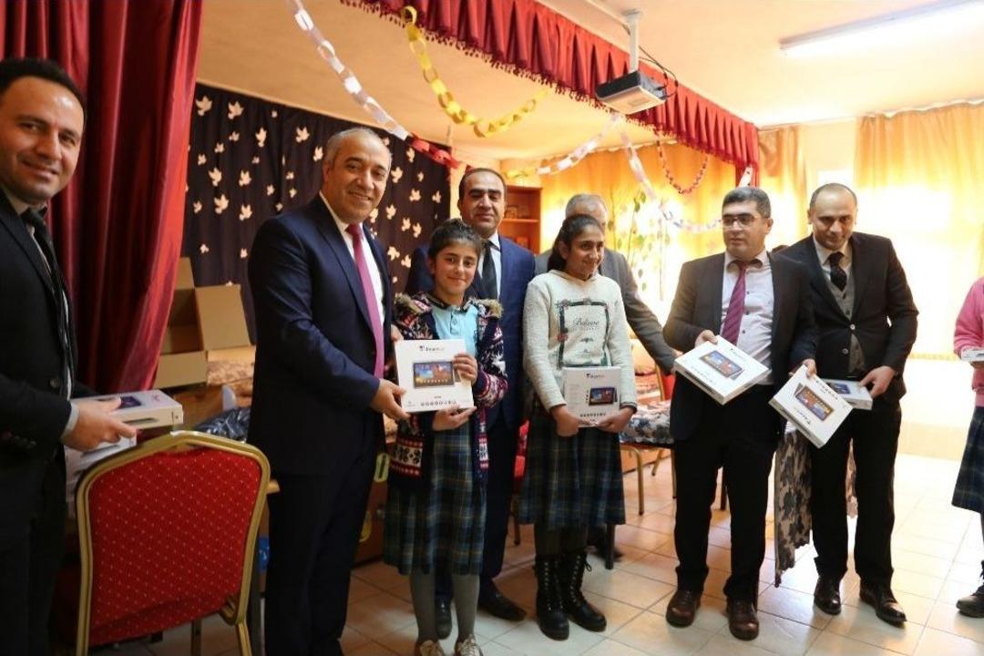 Kaymakam Rekt&ouml;rle Birlikte Tablet Dağıttı