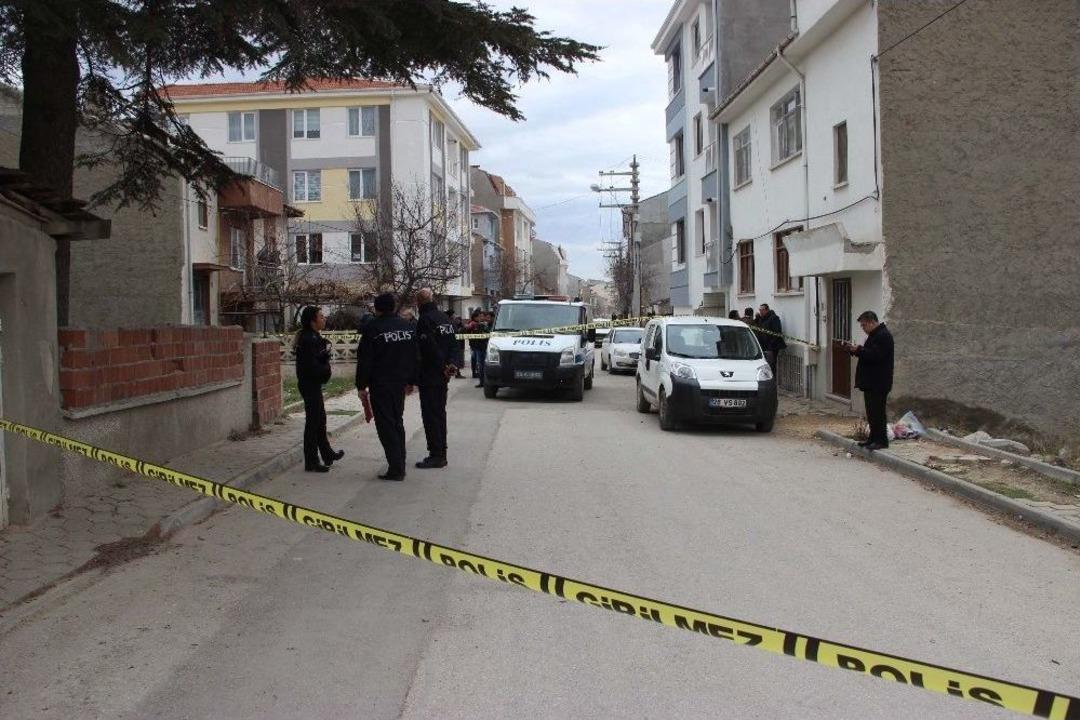 &Ouml;nce Komşusunu Vurdu Ardından İntihar Etti