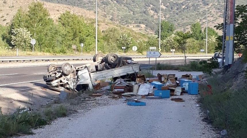 Arı Kovanı Y&uuml;kl&uuml; Kamyonet Devrildi, Arılar Etrafa Sa&ccedil;ıldı