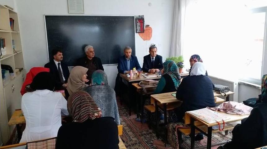 Kadınlar, Kur&rsquo;an-ı Kerim&rsquo;i Okumaya &Ouml;ğreniyor