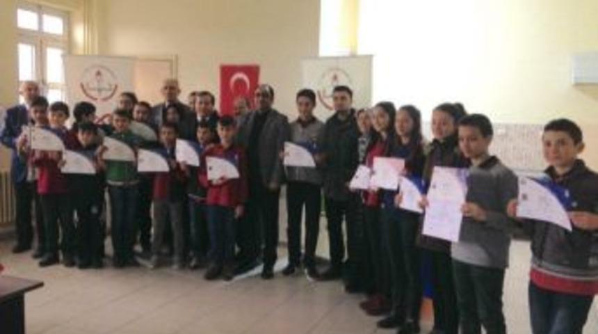 Kursiyerlere Belgeleri T&ouml;renle Verildi