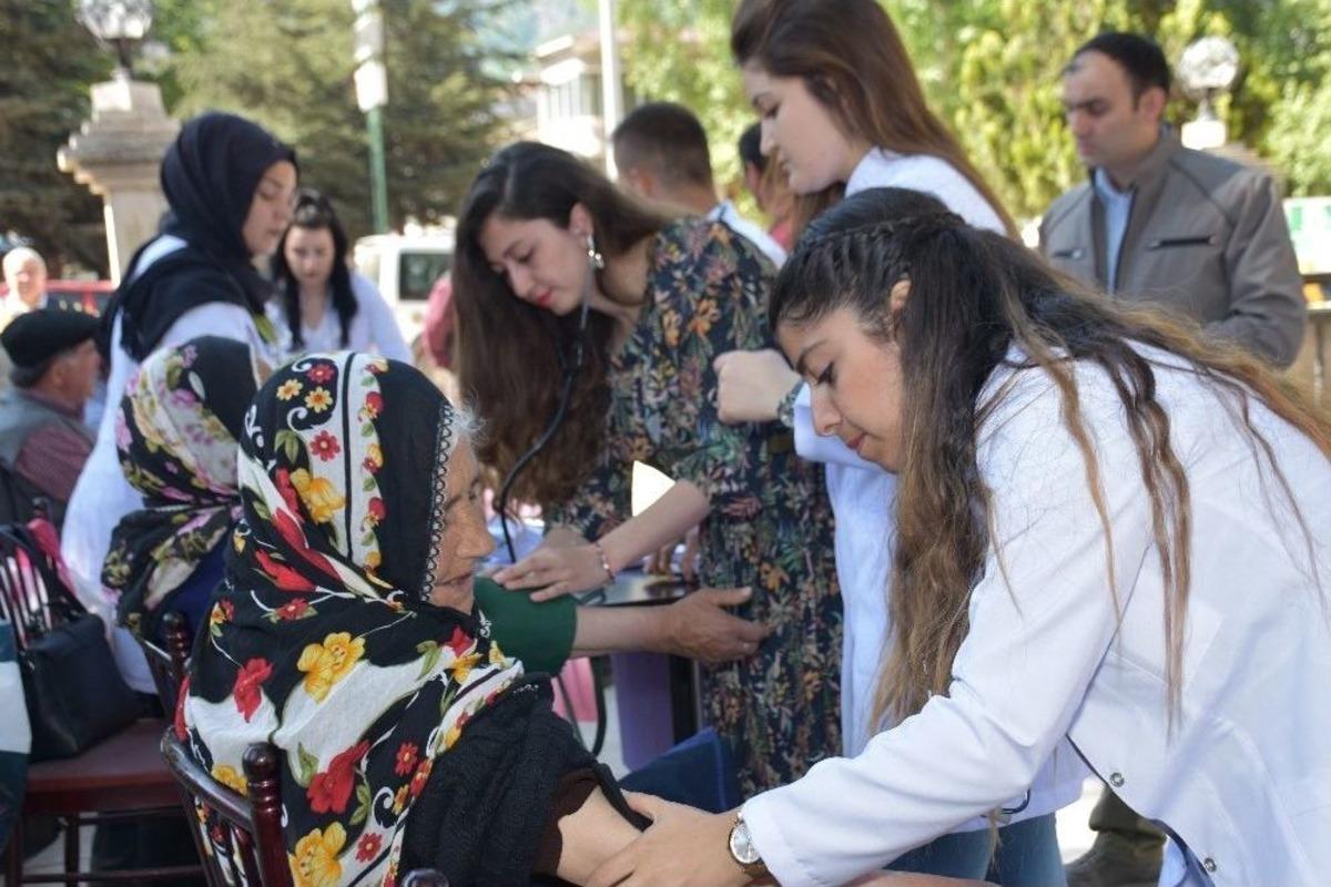 &Uuml;niversiteli &Ouml;ğrencilerden Yaşlılara Sağlık Hizmeti