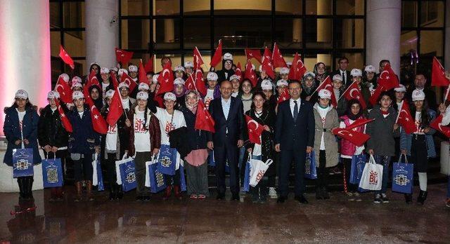 Başbakan Yardımcısı Fikri Işık, Ağrılı Çocuklarla Bir Araya Geldi