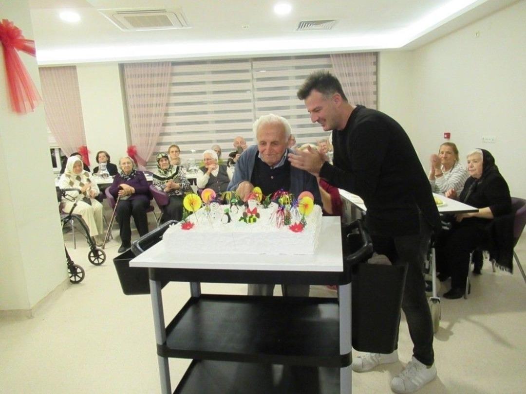 103 Yaşındaki Halil Dede&rsquo;den Yeni Yıl Pastası...