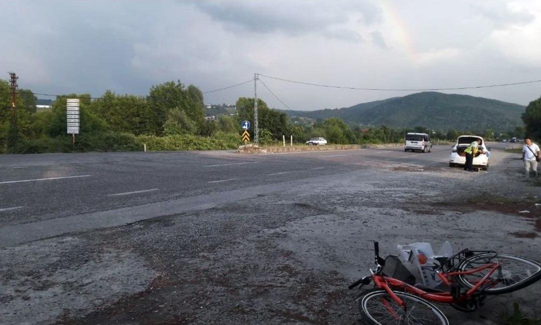 Otomobil, Bisikletle Gezinti Yapan Kadına &Ccedil;arptı: 2 Yaralı