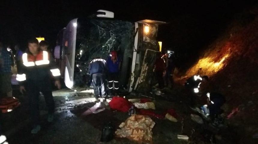 Karaman-mut Karayolu Sertavul Ge&ccedil;idinde Bir Yolcu Otob&uuml;s&uuml;n&uuml;n Devrilmesi Sonucu İlk Belirlemelere G&ouml;re, 5 Kişi &Ouml;ld&uuml;, &Ccedil;ok Sayıda Kişi Yaralandı. Olay Yerine &Ccedil;ok Sayıda Ambulans Sevk Edildi.