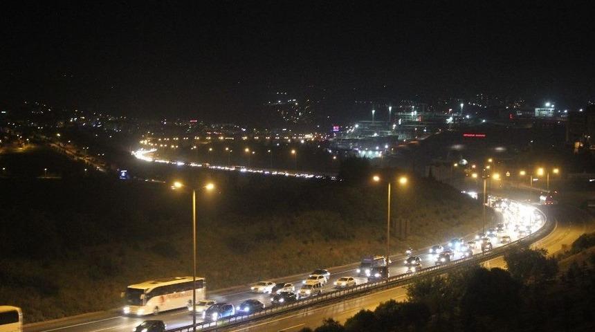 Bayram Tatilcilerinin D&ouml;n&uuml;ş&uuml; Gece Saatlerinde De Tem&rsquo;i Kilitledi