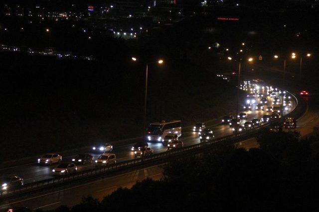 Bayram Tatilcilerinin D&ouml;n&uuml;ş&uuml; Gece Saatlerinde De Tem&rsquo;i Kilitledi 1