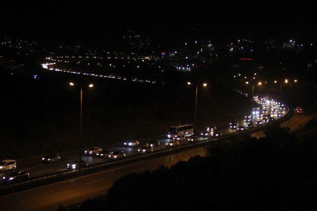 Bayram Tatilcilerinin D&ouml;n&uuml;ş&uuml; Gece Saatlerinde De Tem&rsquo;i Kilitledi 2