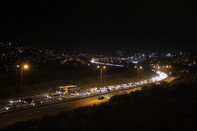 Bayram Tatilcilerinin D&ouml;n&uuml;ş&uuml; Gece Saatlerinde De Tem&rsquo;i Kilitledi 3