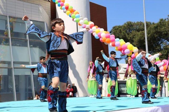 Burhaniye’de Minikler Dansları İle Göz Kamaştırdılar